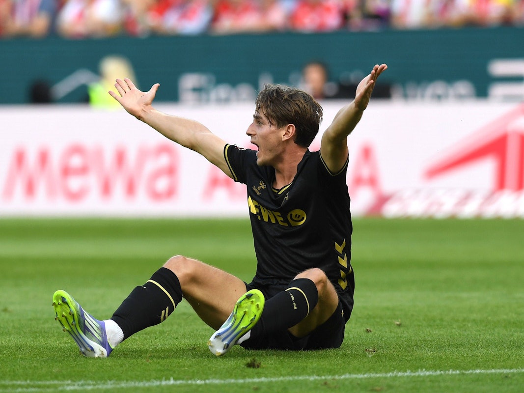 Jakub Kaminski gestikuliert im Trikot des 1. FC Köln.