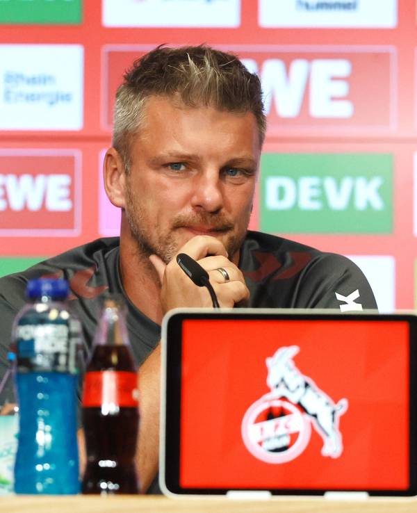 Lukas Kwasniok spricht bei einer Pressekonferenz des 1. FC Köln.