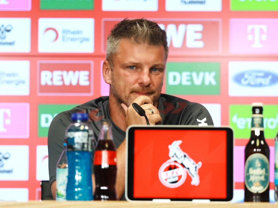 Lukas Kwasniok spricht bei einer Pressekonferenz des 1. FC Köln.
