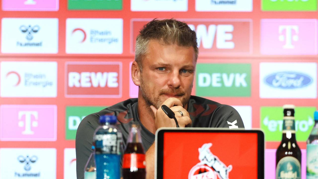 Lukas Kwasniok spricht bei einer Pressekonferenz des 1. FC Köln.