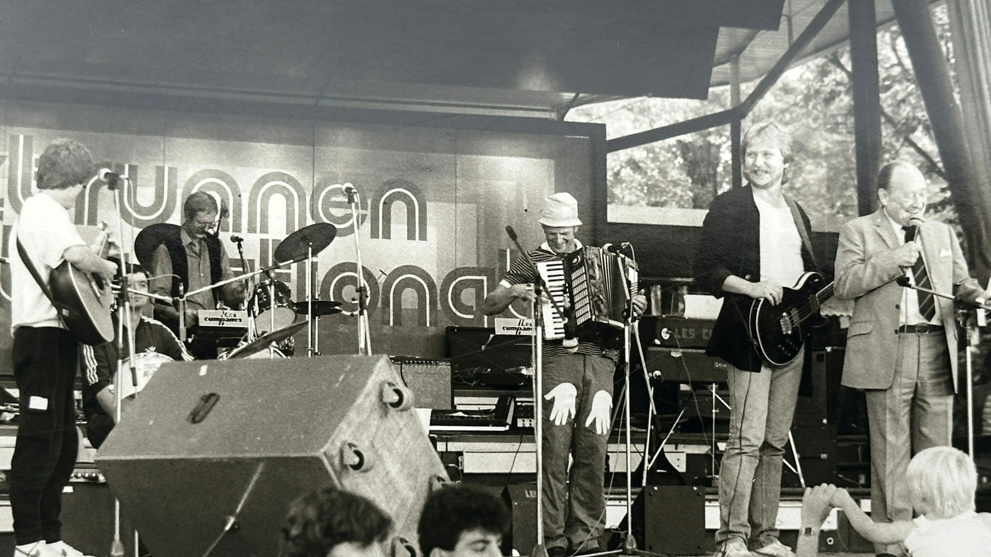 Henning Krautmacher mit seiner Band im Tanzbrunnen.