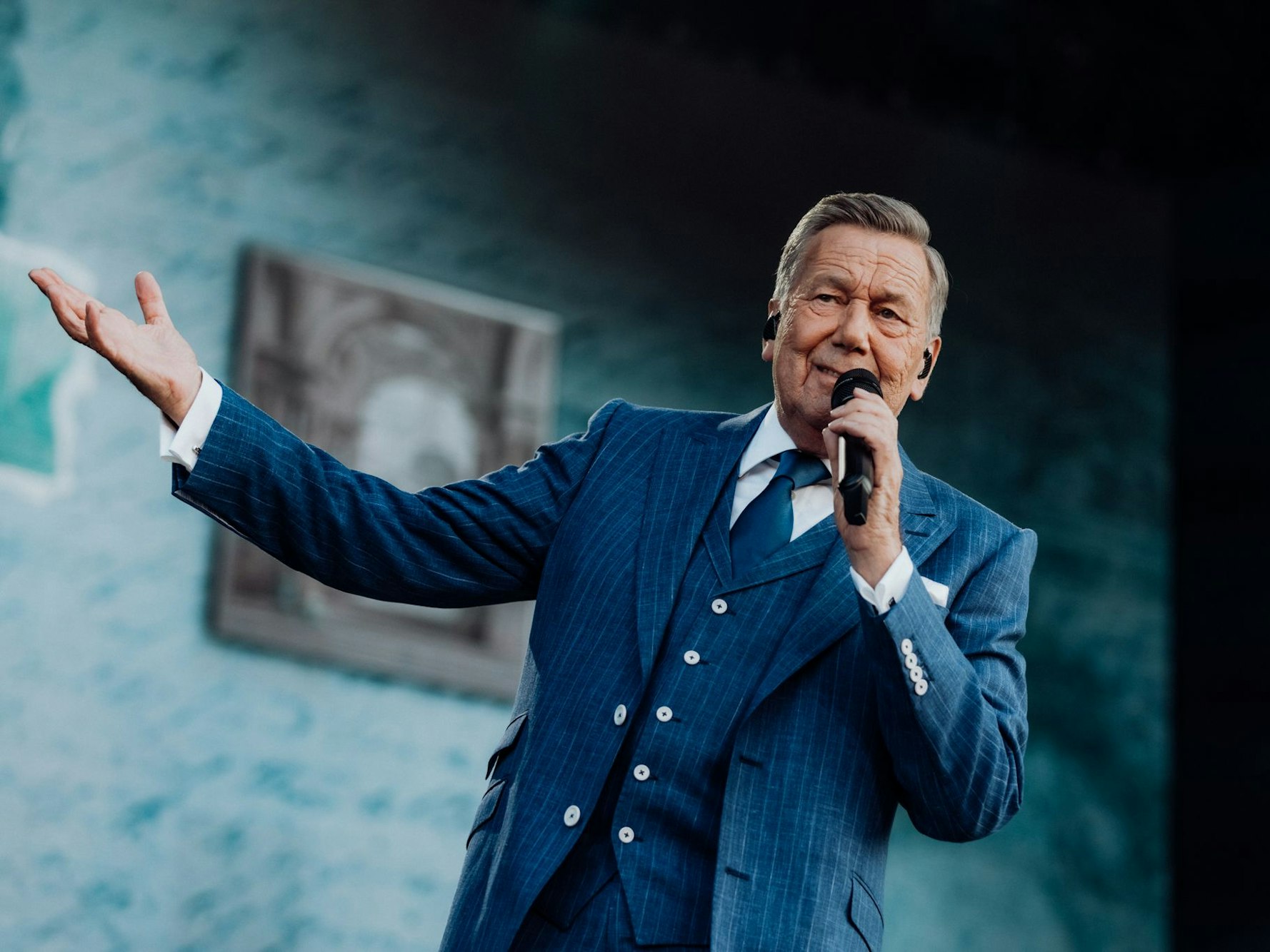 Roland Kaiser beim Konzert auf der Bühne.