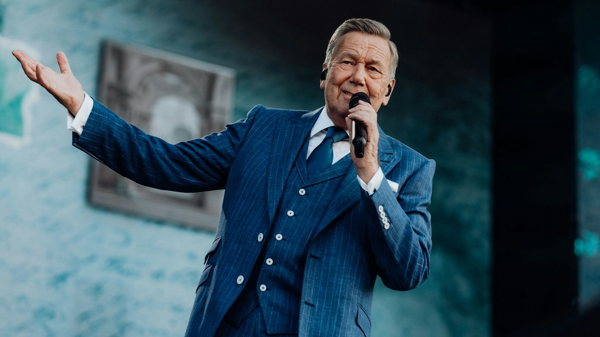 Roland Kaiser beim Konzert auf der Bühne.