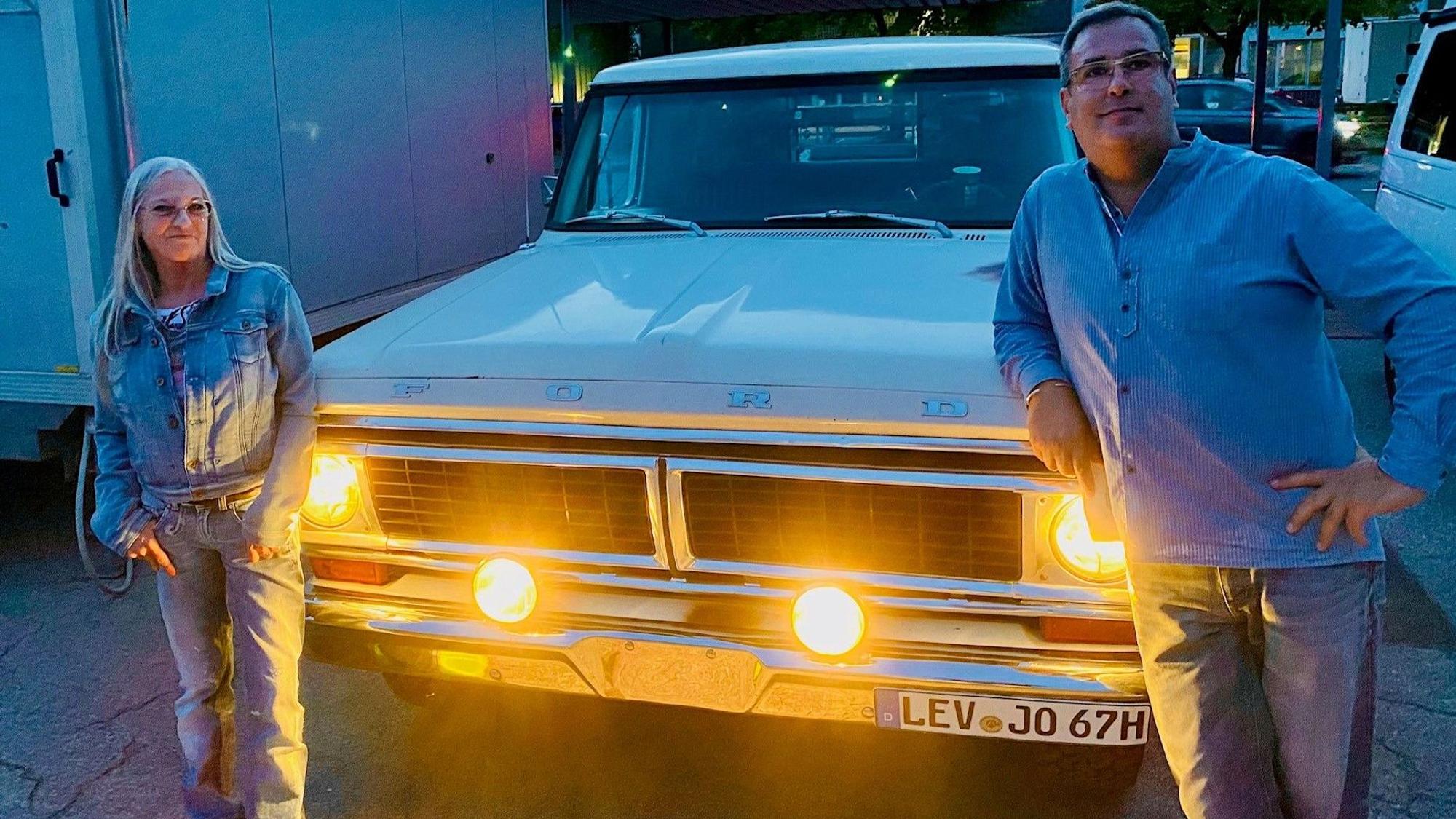 Kam mit dem Ford-Pickup von 1970: EXPRESS-Gewinner Jörg Henn mit seiner Begleitung Britta.