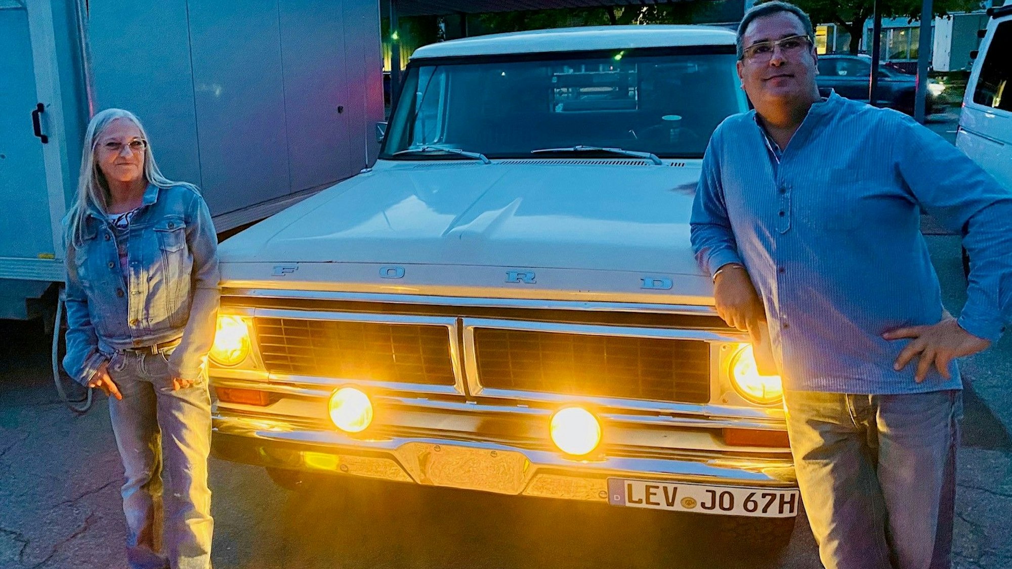 Kam mit dem Ford-Pickup von 1970: EXPRESS-Gewinner Jörg Henn mit seiner Begleitung Britta.