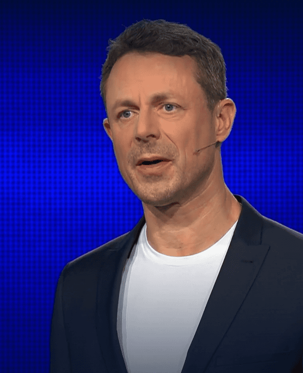 Alexander Bommes Seitenaufnahme.