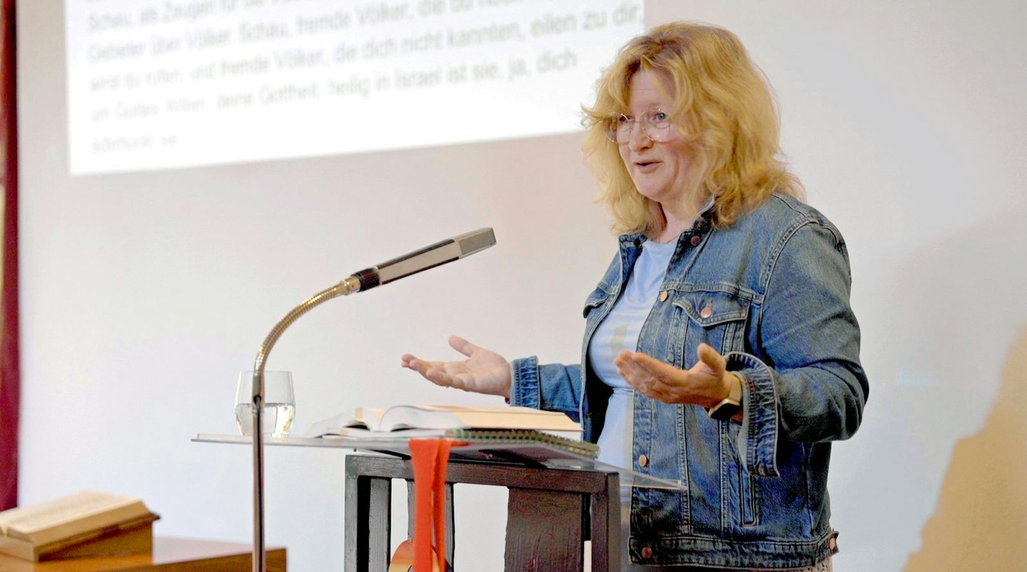 Anja gewährt Geflüchteten in ihrer Gemeinde Kirchenasyl. Dort packen alle mit an, um den Asylsuchenden einen Neustart zu ermöglichen. (Bild: Radio Bremen/Kai Schumacher)