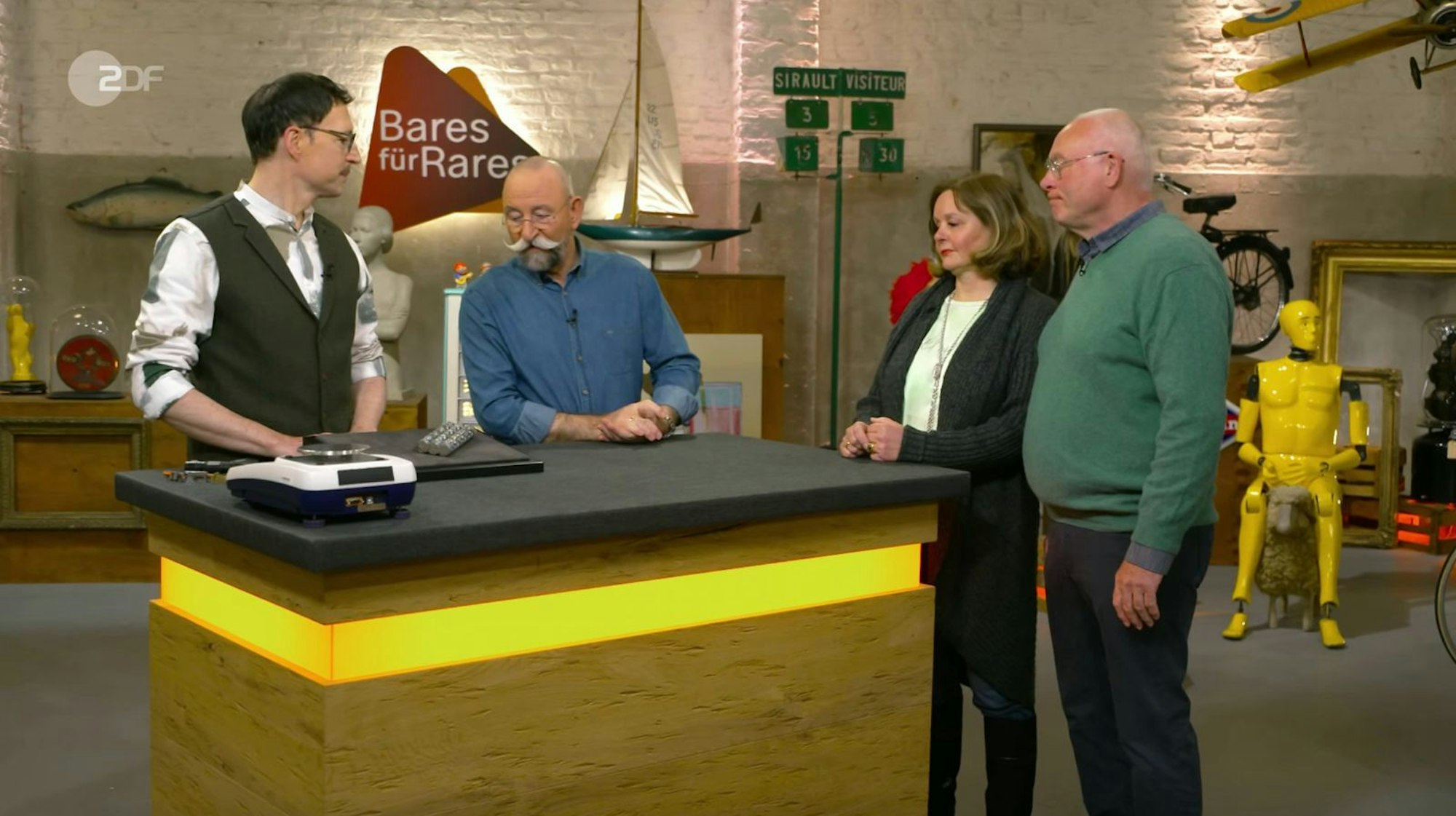 Kirsten und Lutz aus Osterode hatten das Etui auf einer Berliner Antikmesse gekauft. (Bild: ZDF)