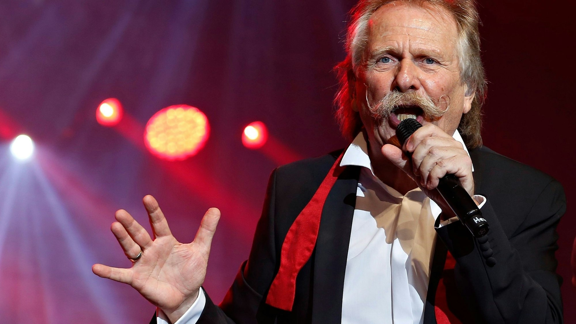 Henning Krautmacher beim Auftritt auf der Bühne.