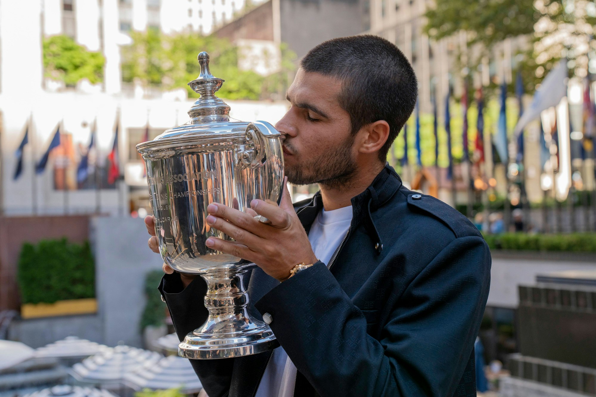 Carlos Alcaraz küsst die US-Open-Trophäe am Rockefeller Center am 8. September 2025.