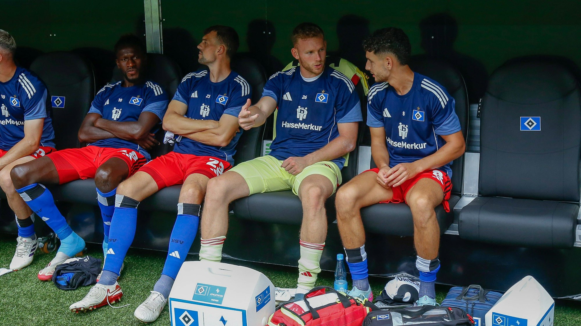 Daniel Peretz (2.v.r.) bei einem Testspiel des Hamburger SV gegen Olympique Lyon auf der Ersatzbank.