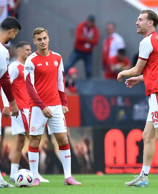 Jannik Mause beim Aufwärmen mit seinen RWE-Teamkollegen.