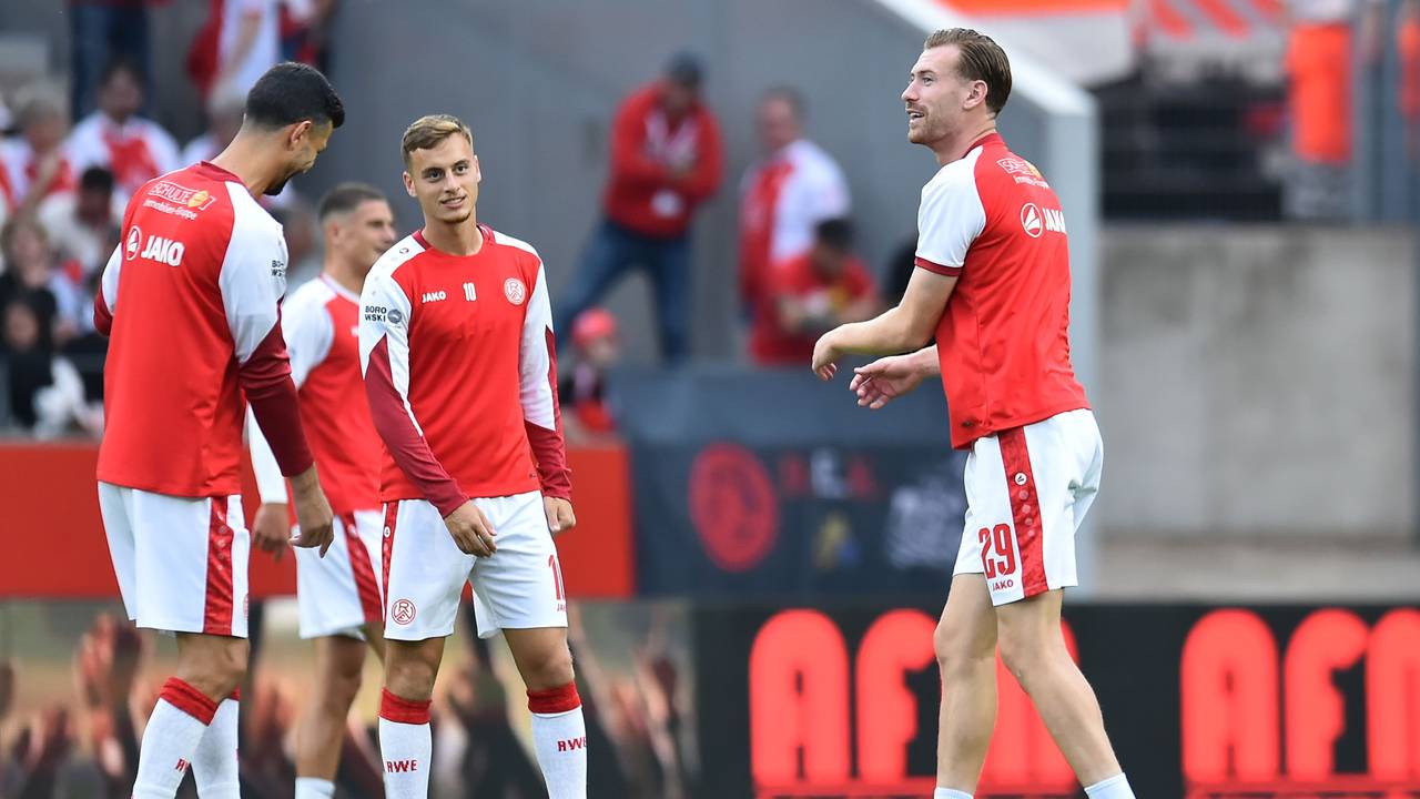 Jannik Mause beim Aufwärmen mit seinen RWE-Teamkollegen.