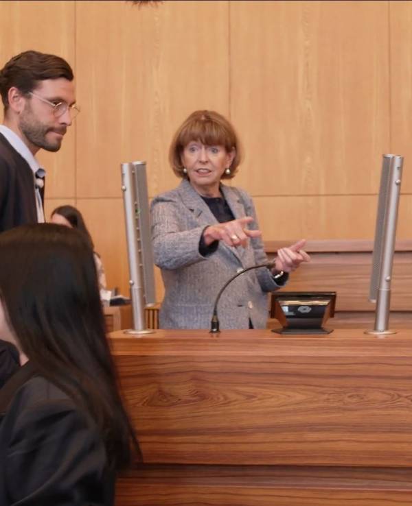 Henriette Reker und Jonas Hector sprechen im Rahmen einer WDR-Doku miteinander.