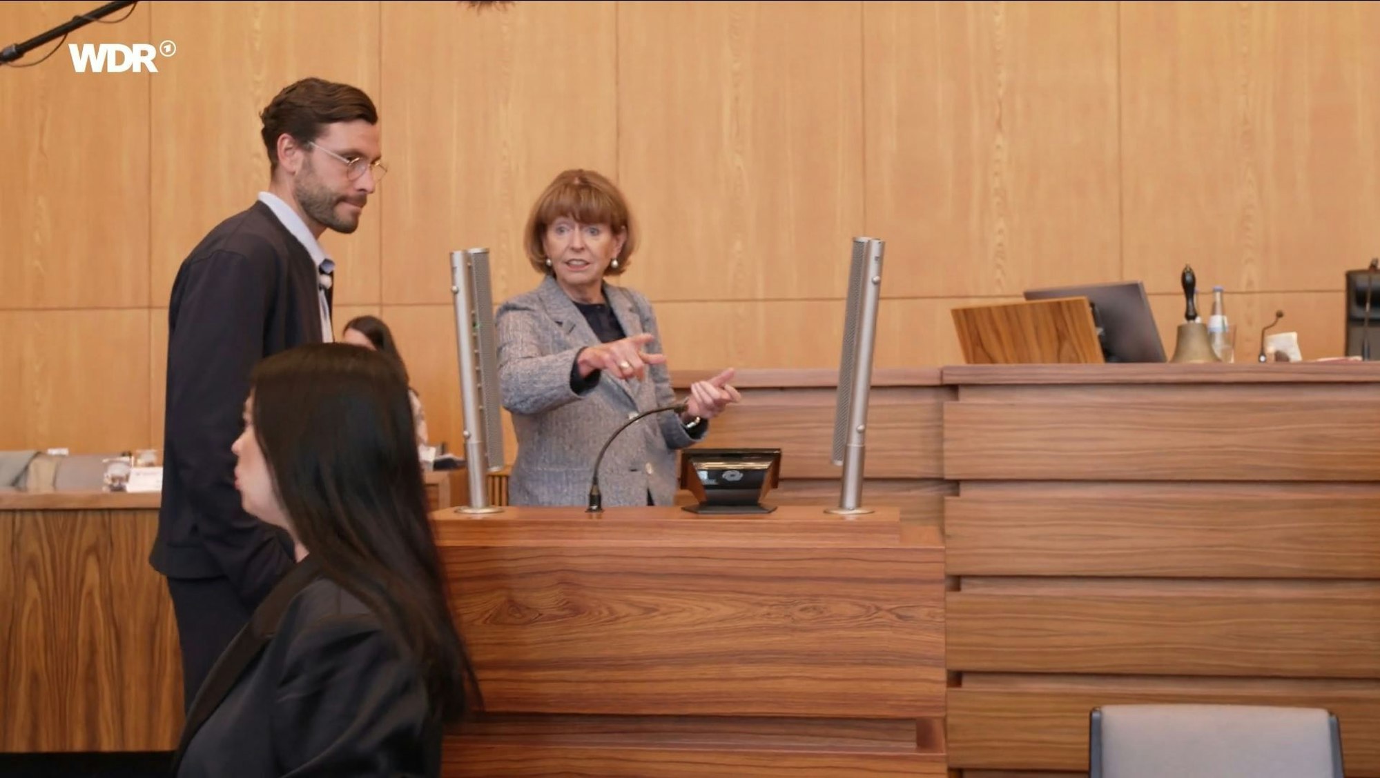Henriette Reker und Jonas Hector sprechen im Rahmen einer WDR-Doku miteinander.