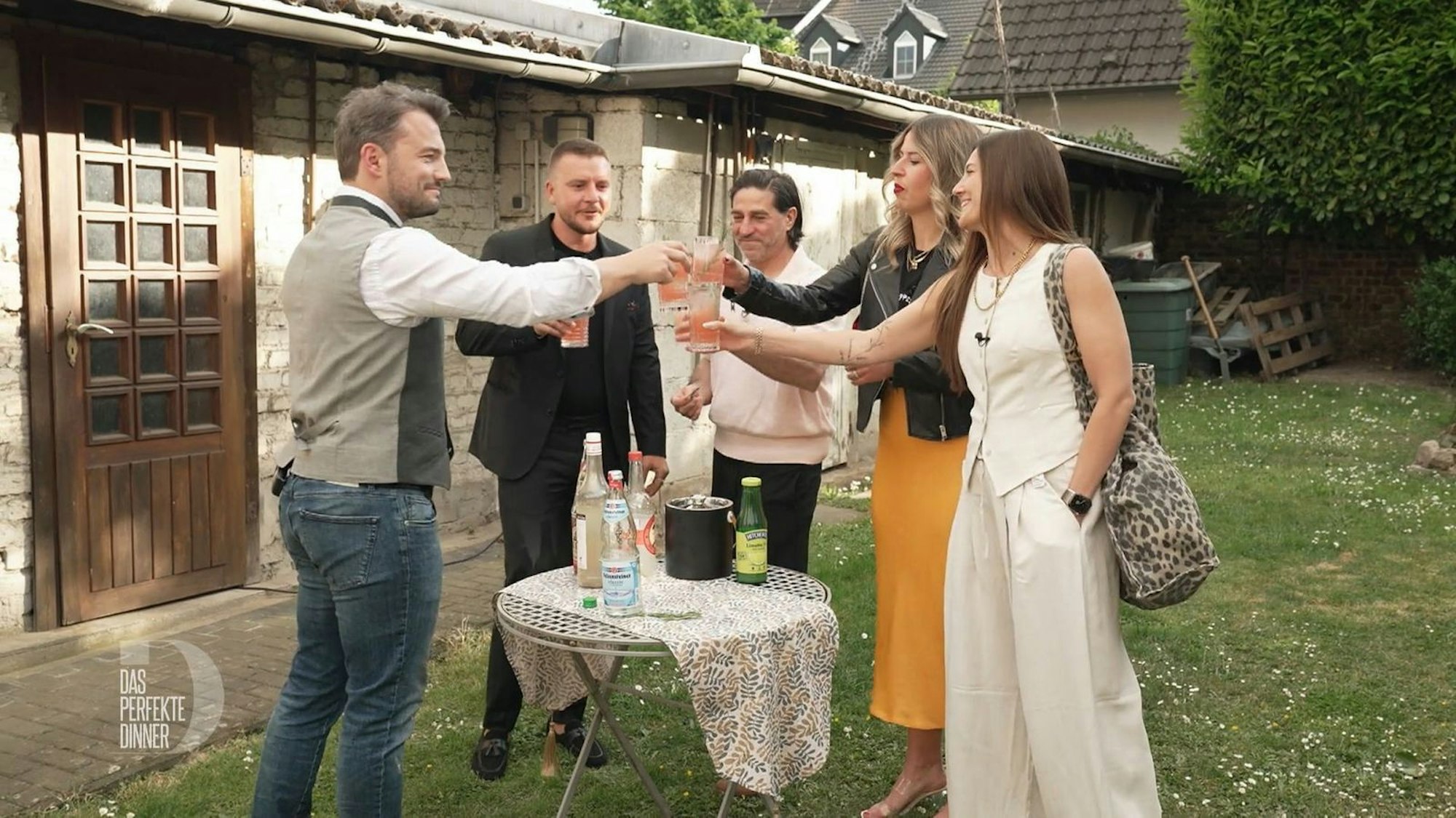 Mit einem alkoholfreien Aperitif beginnt der Finalabend, von links: Philipp, Yannik, Dino, Alex und Analena.
(Bild: RTL)