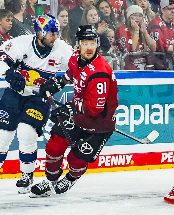 Tobias Rieder und Moritz Müller (r.) beim Spiel des EHC Red Bull München gegen die Kölner Haie.