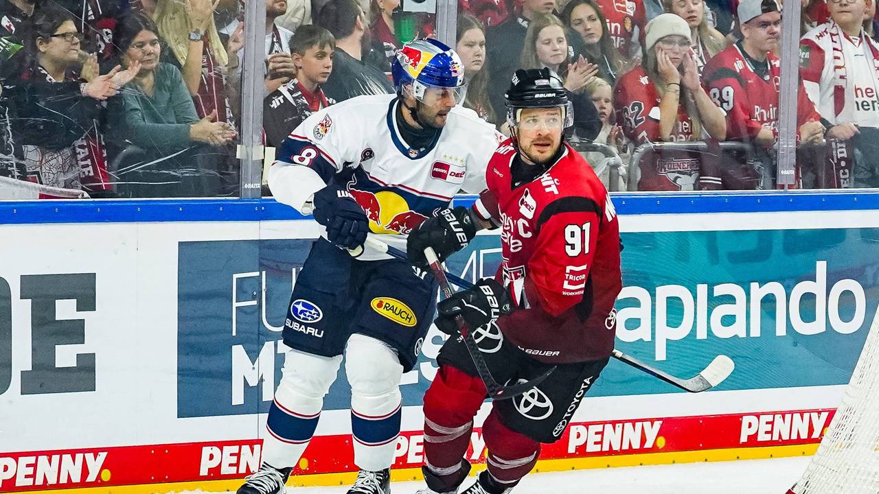 Tobias Rieder und Moritz Müller (r.) beim Spiel des EHC Red Bull München gegen die Kölner Haie.
