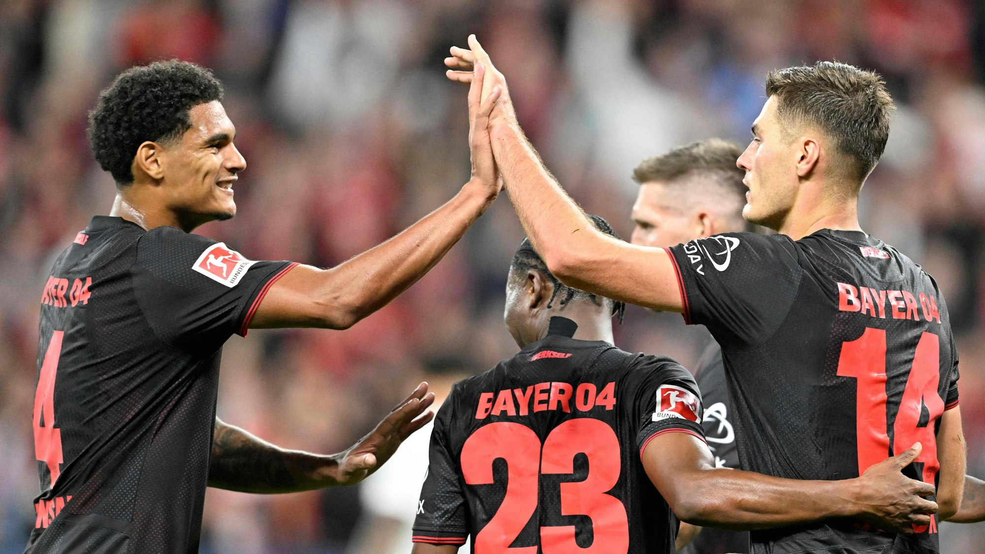 Patrik Schick (R) feiert mit Nathan Tella (C) und Jarell Quansah.