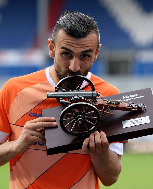 Serdar Dursun küsst die Torjägerkanone.