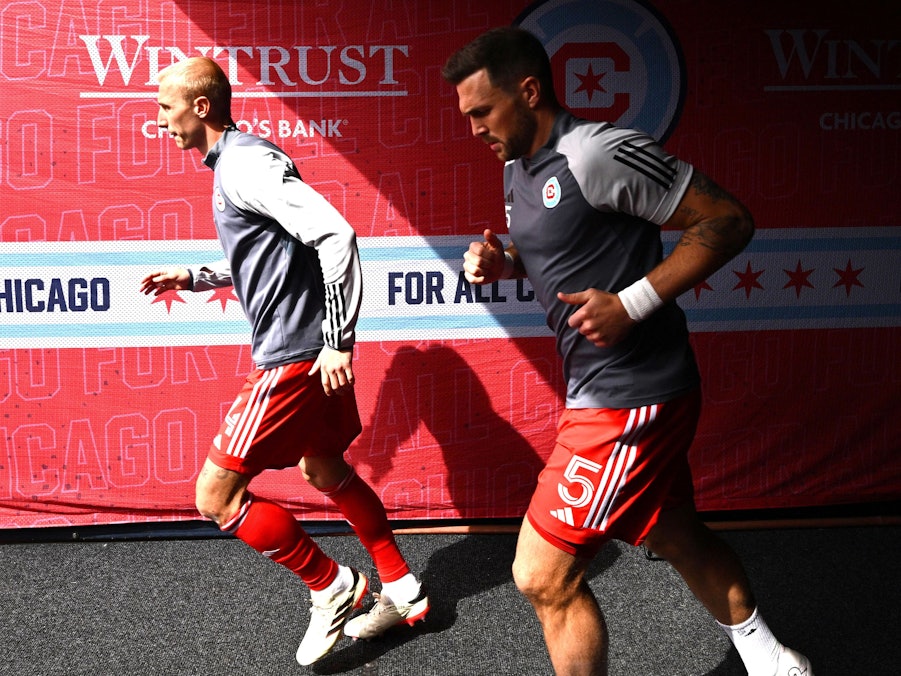 Rafael Czichos läuft zum Aufwärmen aufs Feld.