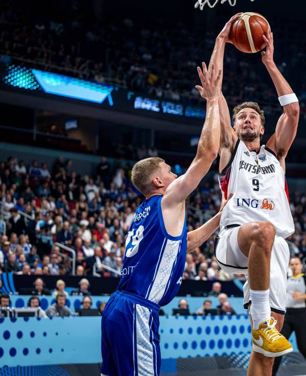 Franz Wagner steigt beim Spiel der deutschen Basketball-Nationalmannschaft gegen Finnland hoch zum Korb.