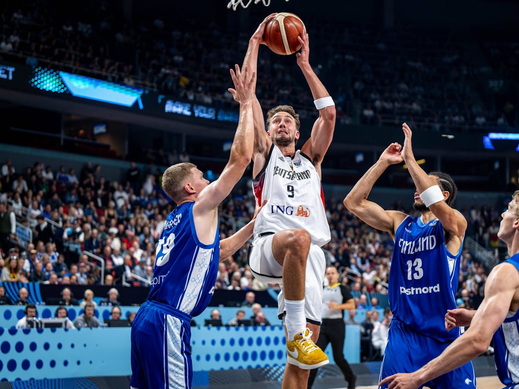 Franz Wagner steigt beim Spiel der deutschen Basketball-Nationalmannschaft gegen Finnland hoch zum Korb.