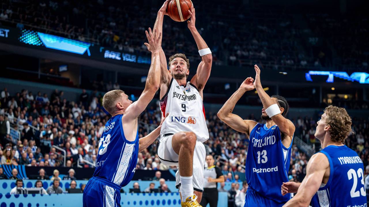 Franz Wagner steigt beim Spiel der deutschen Basketball-Nationalmannschaft gegen Finnland hoch zum Korb.