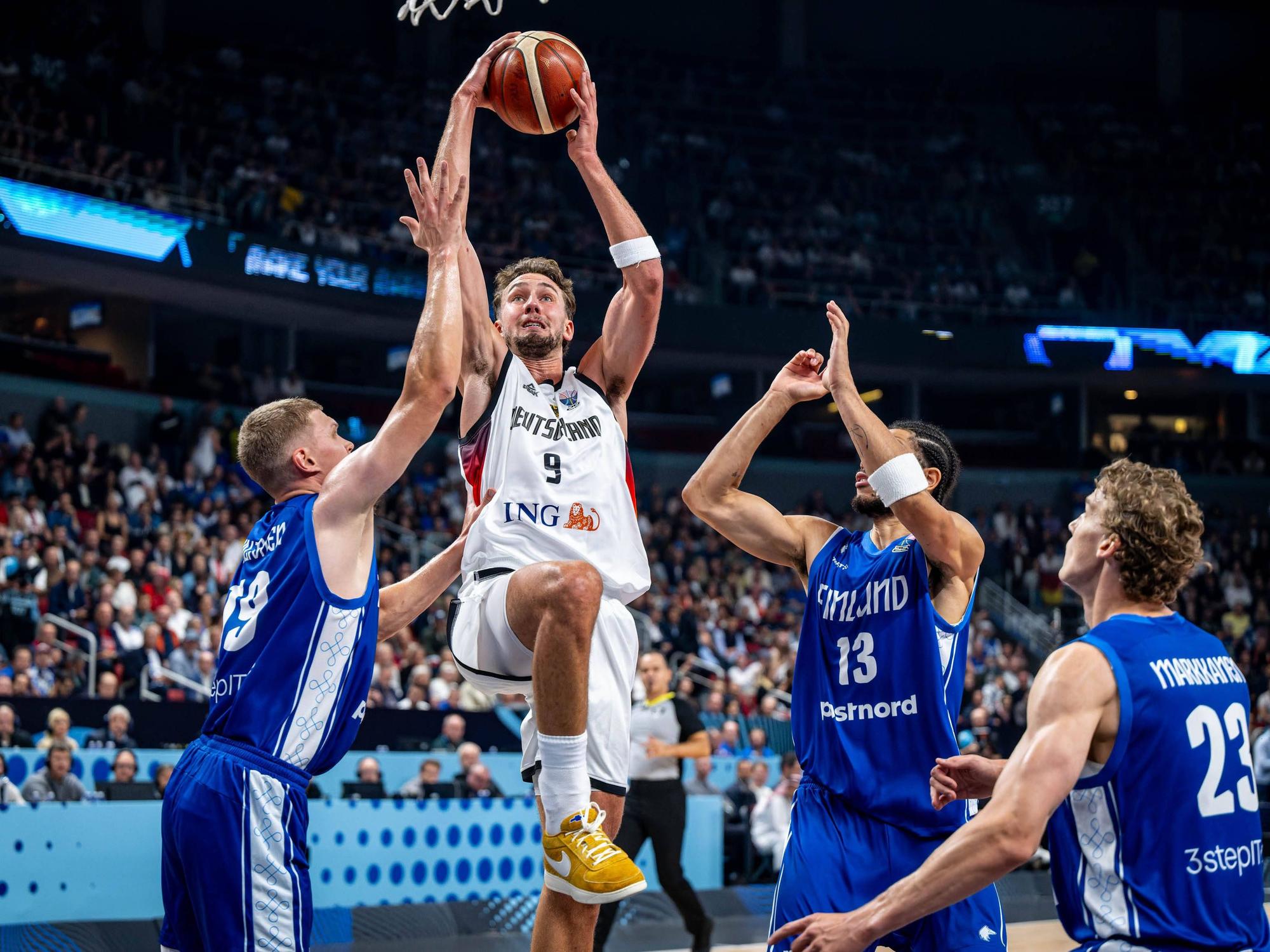 Franz Wagner steigt beim Spiel der deutschen Basketball-Nationalmannschaft gegen Finnland hoch zum Korb.