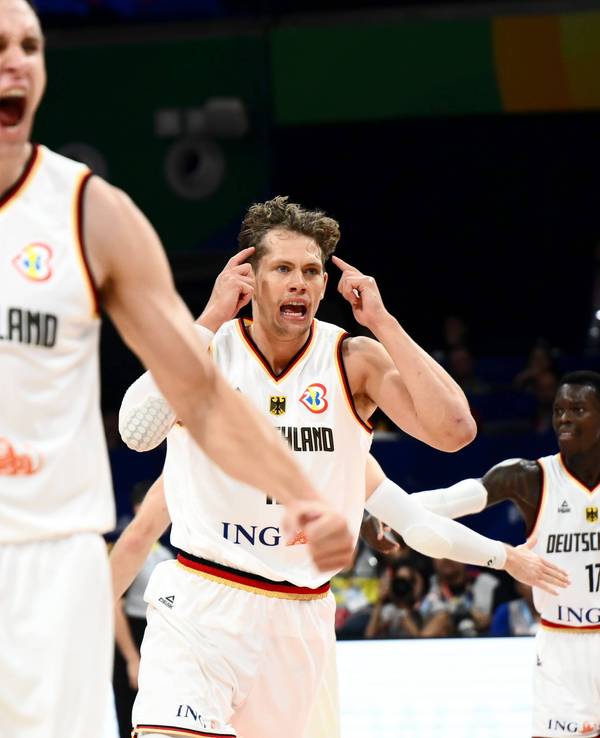 Johannes Voigtmann (l.) und Moritz Wagner jubeln im WM-Finale am 10. September 2023.