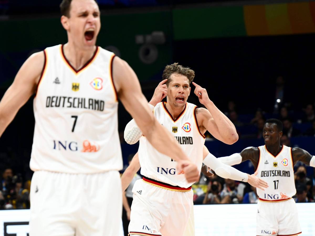 Johannes Voigtmann (l.) und Moritz Wagner jubeln im WM-Finale am 10. September 2023.