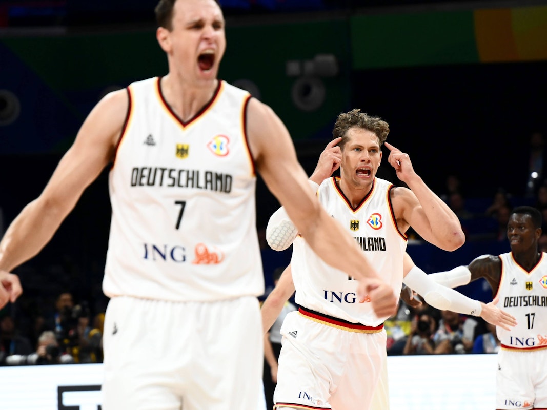 Johannes Voigtmann (l.) und Moritz Wagner jubeln im WM-Finale am 10. September 2023.