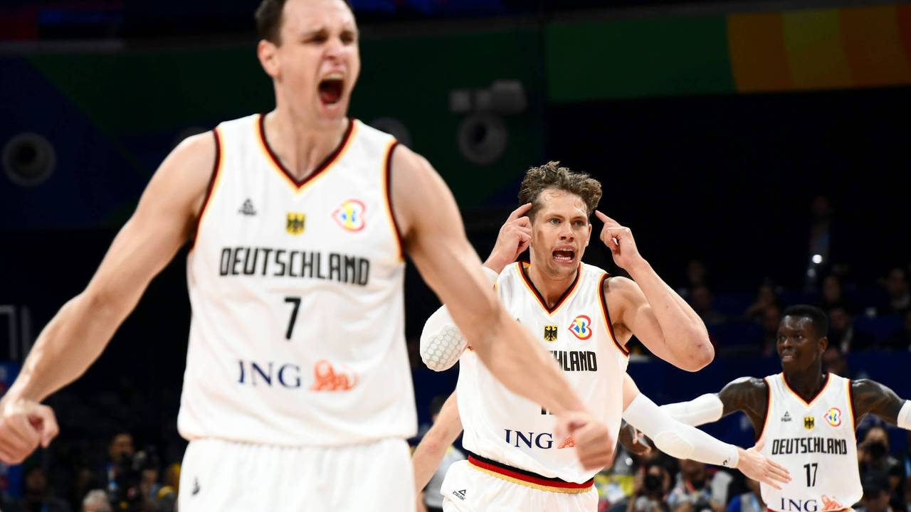 Johannes Voigtmann (l.) und Moritz Wagner jubeln im WM-Finale am 10. September 2023.