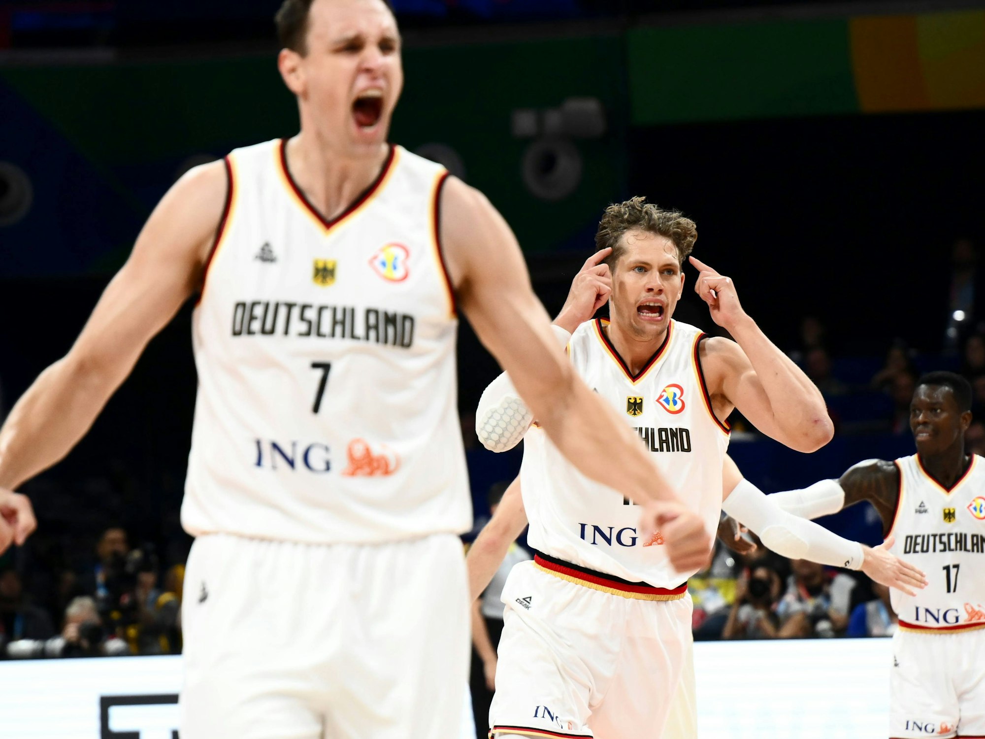 Johannes Voigtmann (l.) und Moritz Wagner jubeln im WM-Finale am 10. September 2023.