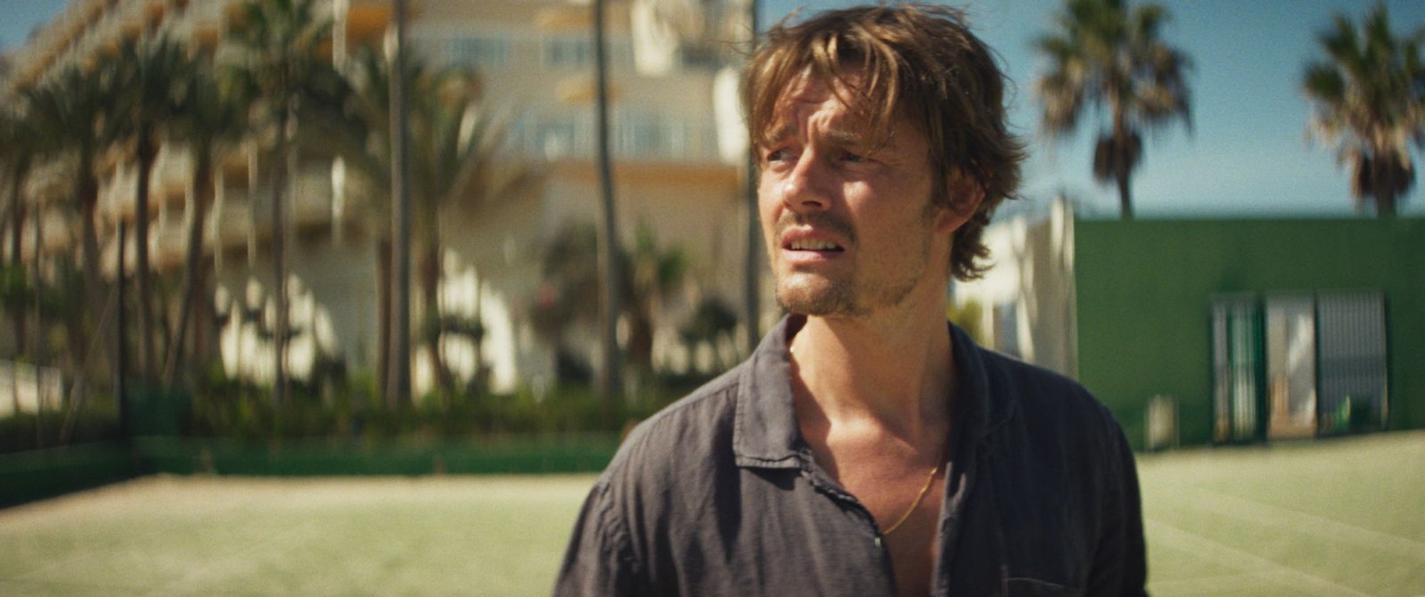 Tom (Sam Riley) arbeitet dort, wo andere Urlaub machen. Und dennoch ist er nicht zufrieden. (Bild: Leonine)