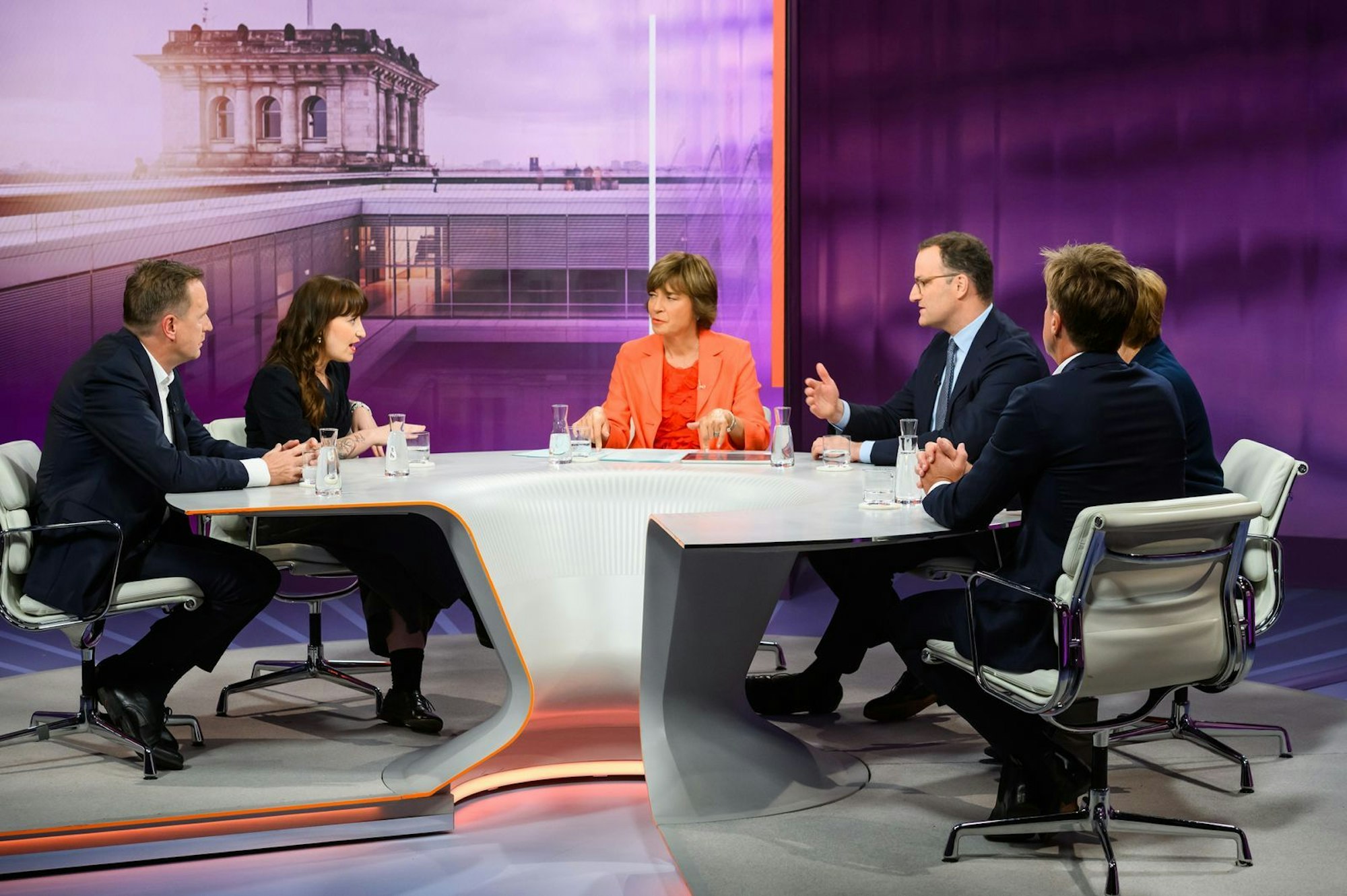 Wie wird das Sozialsystem in Deutschland wieder gerechter? Unter anderem über dieses Thema debattierte am Donnerstagabend die Diskussionsrunde bei „Maybrit Illner“. (Bild: ZDF / Jule Roehr)
