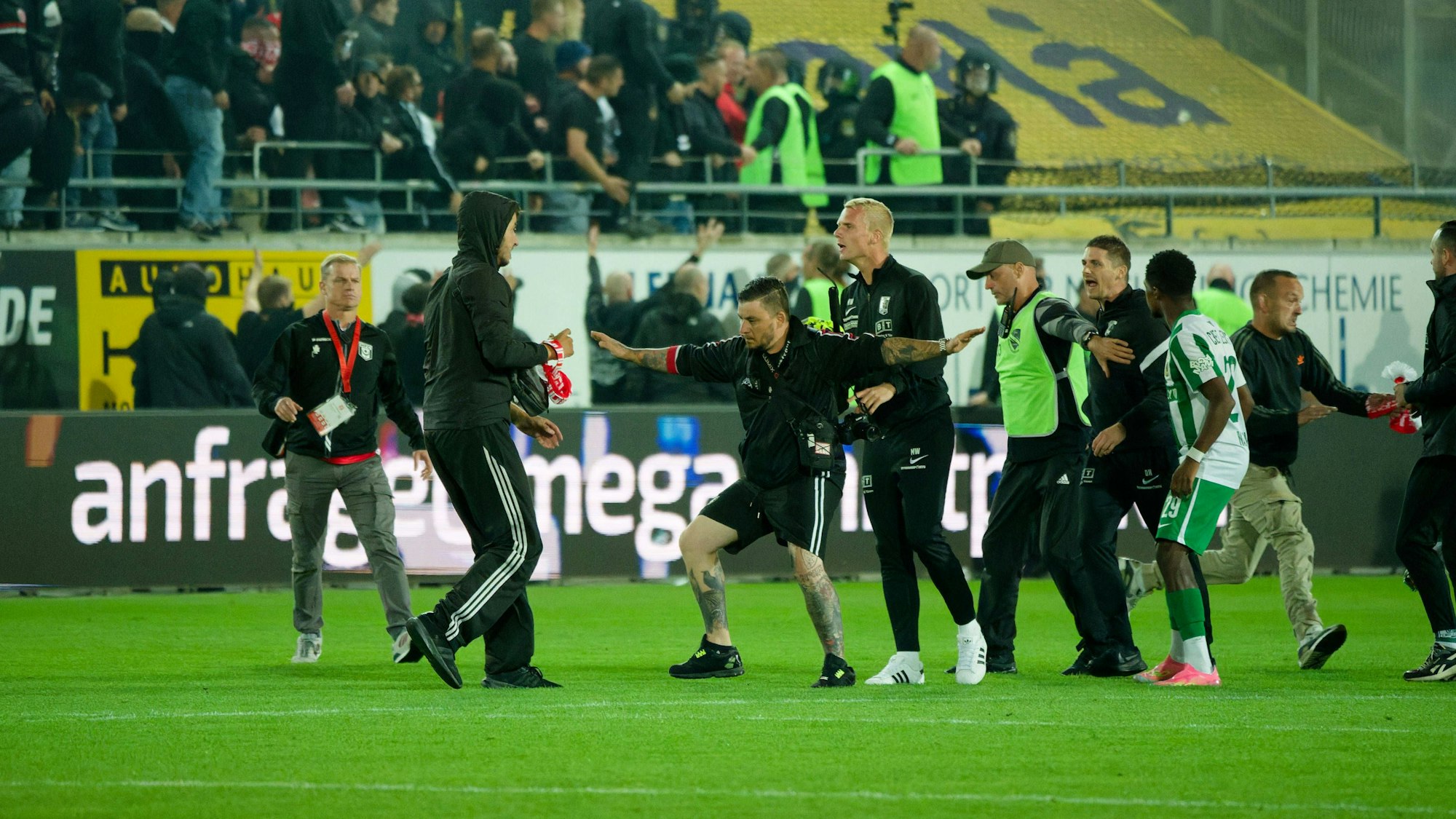Heftige Ausschreitungen nach Abpfiff beim Spiel zwischen dem Halleschen FC und Chemie Leipzig.