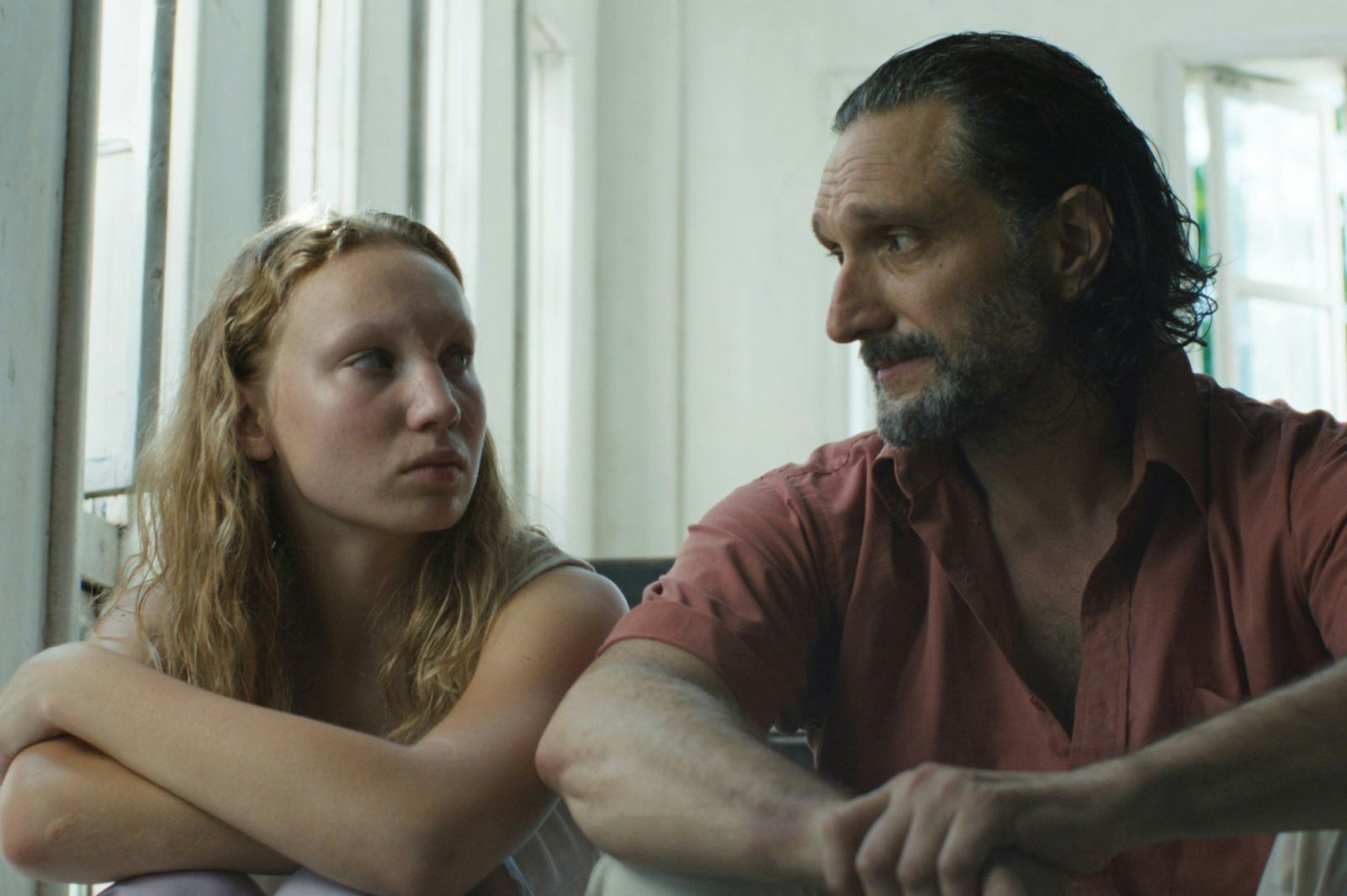 Dass Rebecca (Helena Zengel) einen Flugzeugabsturz überlebt hat, ist für ihren Vater Byrne (Jeremy Xido) mehr als nur ein Wunder. (Bild: 2024 Mathieu De Montgrand/ Pandora Film)