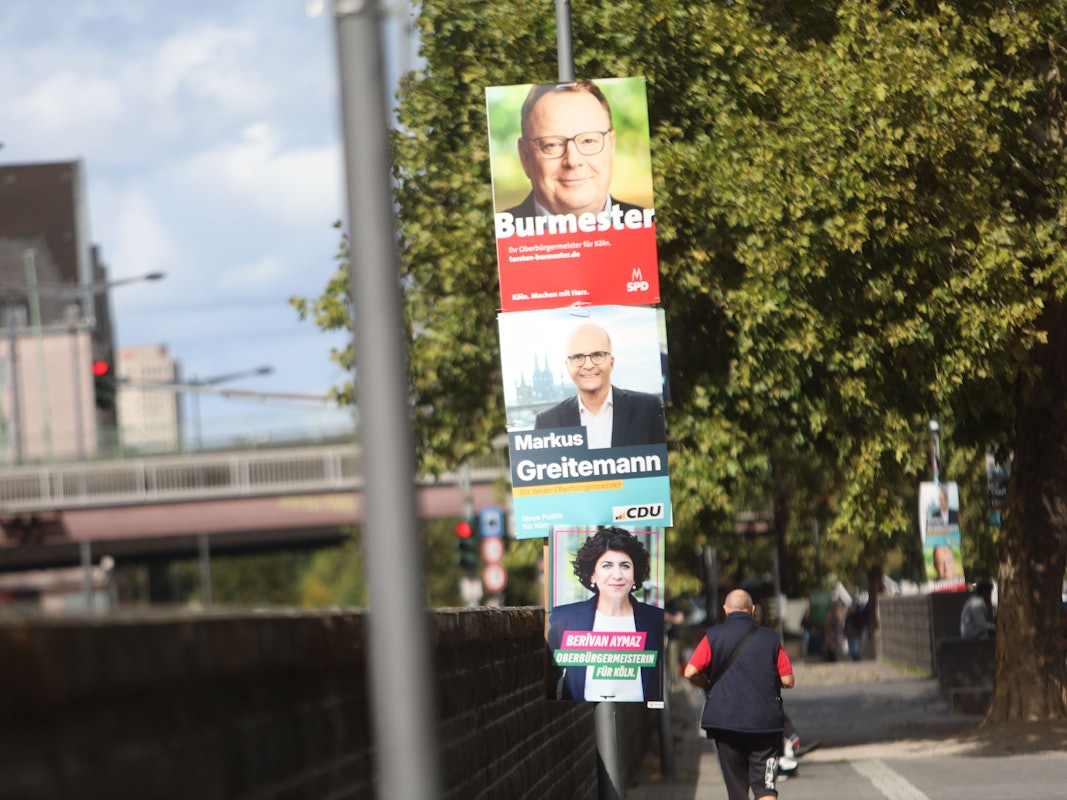 12.09.2025, Köln: Das Wahlwochenende wird heiter bis wolkig. Am Rheinufer präsentieren sich SPD, CDU und die Grünen mit ihren Wahlplakaten der Spitzenkandidaten zur Oberbürgermeister Wahl. Foto: Arton Krasniqi