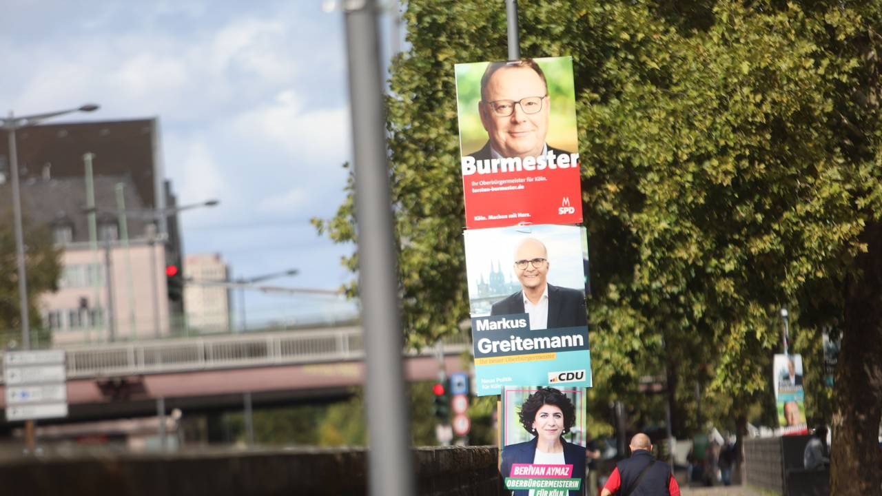 12.09.2025, Köln: Das Wahlwochenende wird heiter bis wolkig. Am Rheinufer präsentieren sich SPD, CDU und die Grünen mit ihren Wahlplakaten der Spitzenkandidaten zur Oberbürgermeister Wahl. Foto: Arton Krasniqi