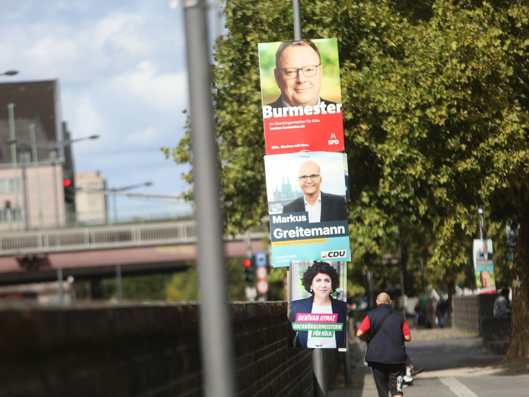 12.09.2025, Köln: Das Wahlwochenende wird heiter bis wolkig. Am Rheinufer präsentieren sich SPD, CDU und die Grünen mit ihren Wahlplakaten der Spitzenkandidaten zur Oberbürgermeister Wahl. Foto: Arton Krasniqi