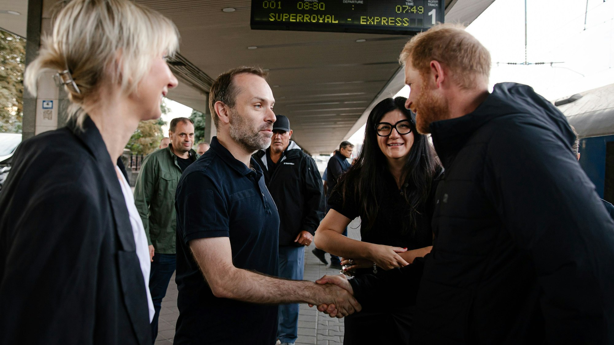 Prinz Harry begrüßt Leute.