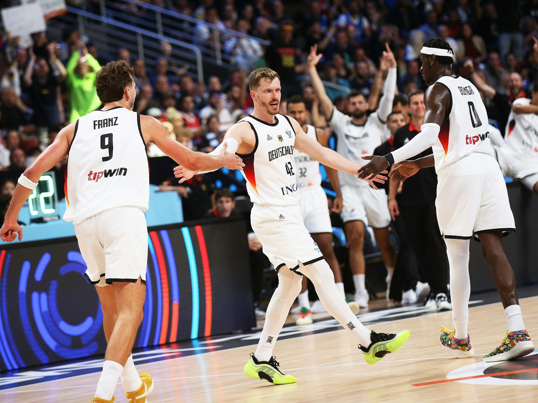 Franz Wagner (l.), Andreas Obst (M.) und Isaac Bonga beim Spiel der deutschen Basketball-Nationalmannschaft gegen Finnland.