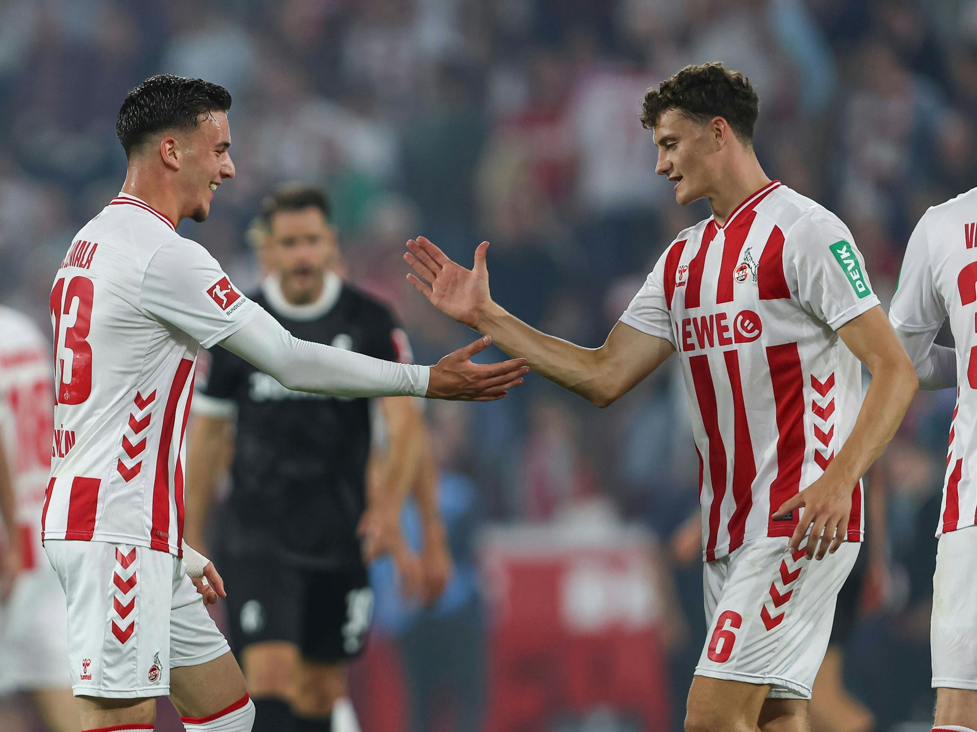 Said El Mala und Eric Martel klatschen nach dem Sieg gegen Freiburg ab.