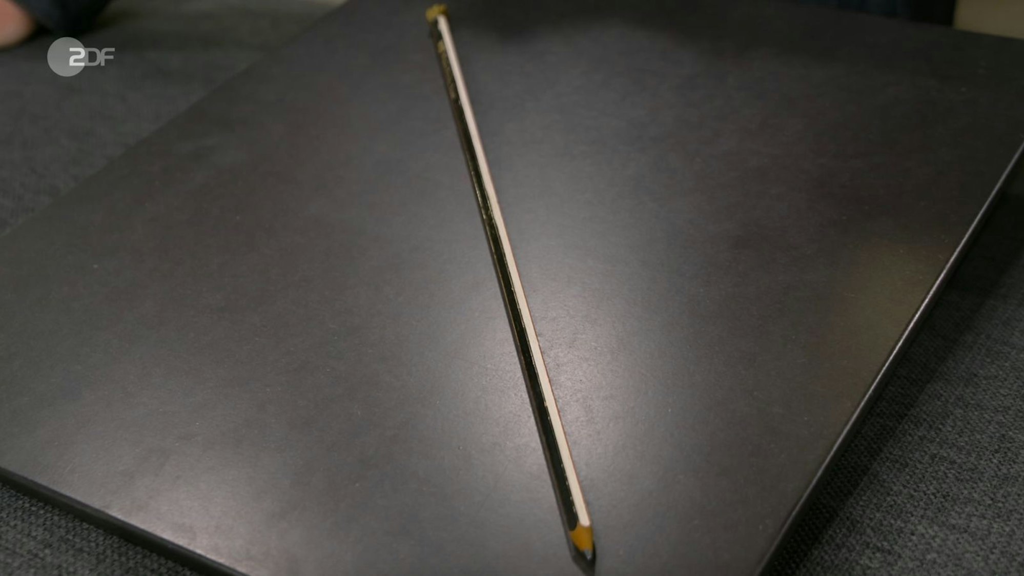 Einen Bleistift in den Farben der deutschen Nationalflagge des Deutschen Kaiserreichs datierte Sven Deutschmanek zwischen 1905 und 1910. Für das Objekt der Lyra-Bleistiftfabrik (Nürnberg) wurden nur 50 Euro gewünscht. Der Experte taxierte 80 bis 120 Euro, aber Roman Runkel zahlte sogar 250 Euro. (Bild: ZDF)