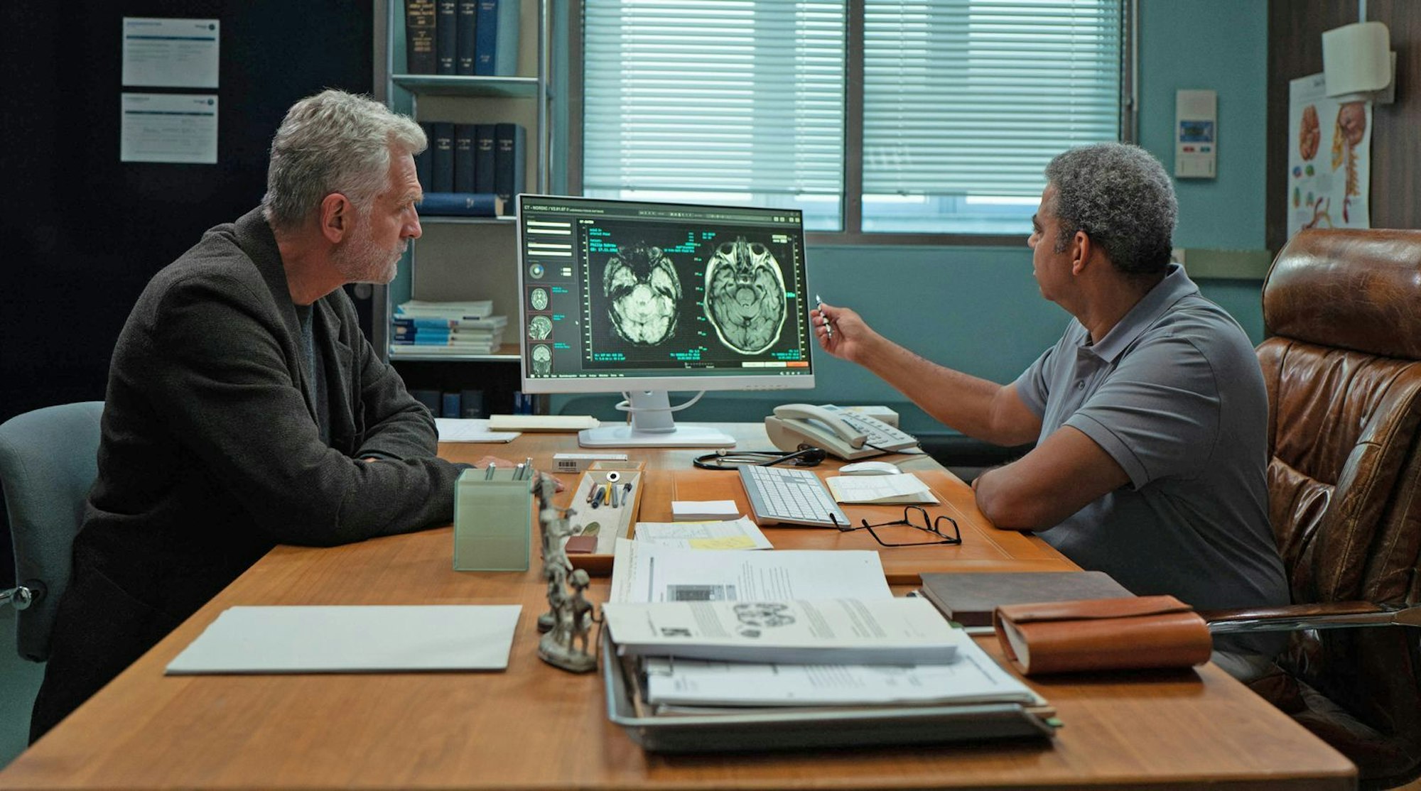 Von Neurologe Dr. Gormheimer (Falilou Seck, r.) erhält Nabrow (Walter Sittler, l.) eine erschütternde Diagnose: vaskuläre Demenz. (Bild: ARD Degeto Film/Oliver Vaccaro)