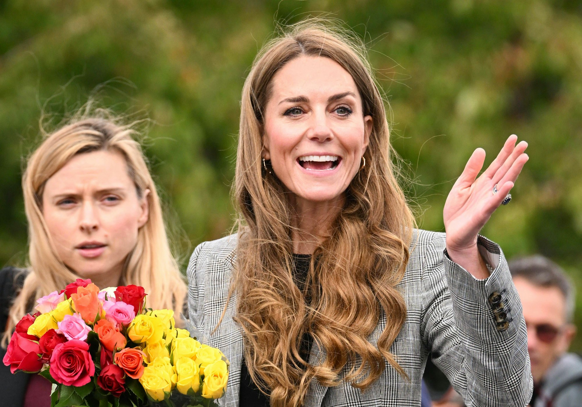 Kate winkt, lacht