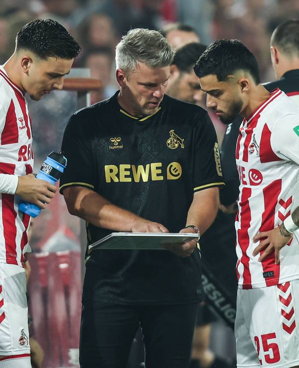 Lukas Kwasniok im Gespräch mit Said El Mala und Jusuf Gazibegovic.