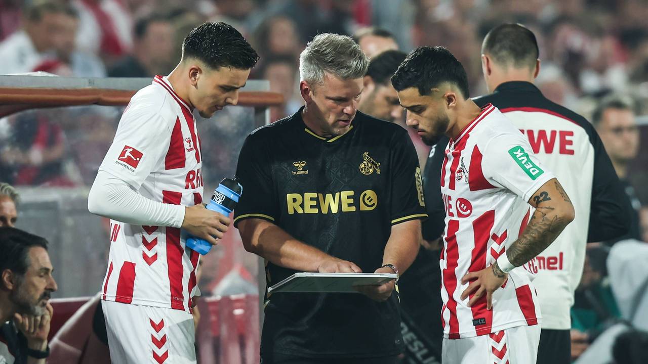 Lukas Kwasniok im Gespräch mit Said El Mala und Jusuf Gazibegovic.