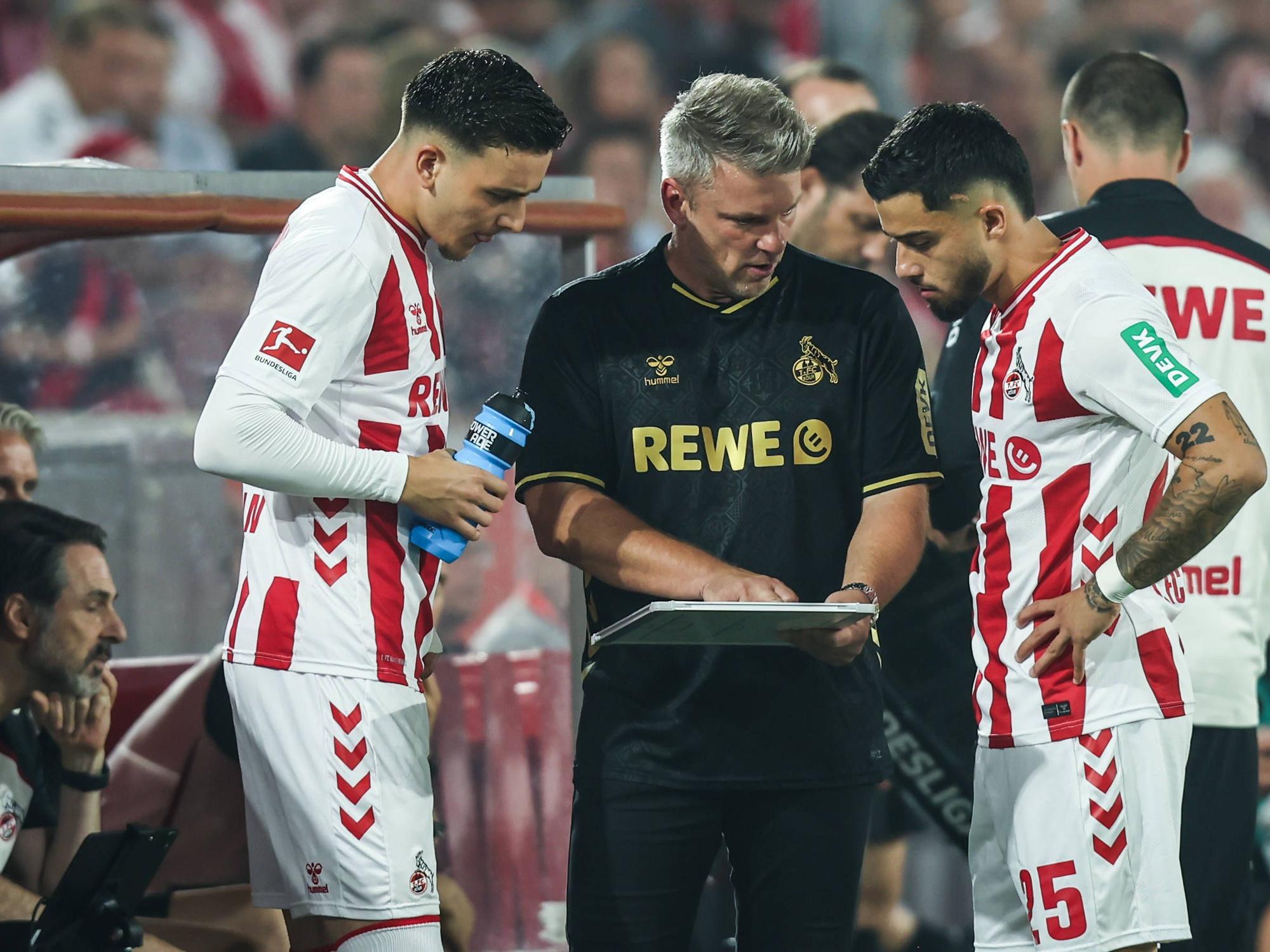 Lukas Kwasniok im Gespräch mit Said El Mala und Jusuf Gazibegovic.